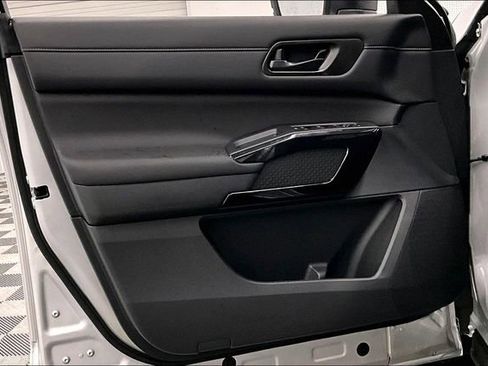 New 2025 Nissan Pathfinder S image 29