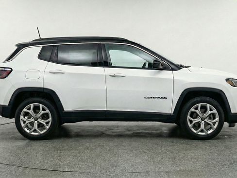 Used 2025 Jeep Compass Latitude AWD/4WD image 11