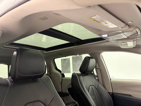 Used 2023 Chrysler Pacifica Limited FWD image 38