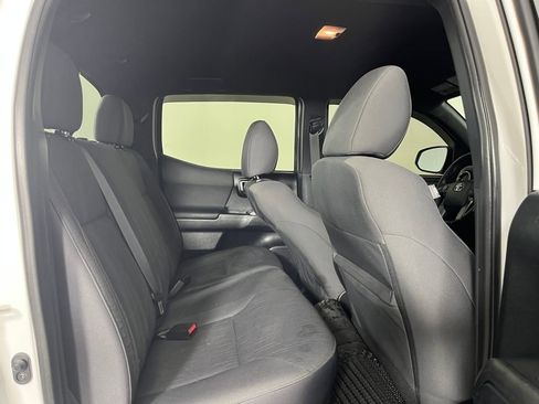 Used 2018 Toyota Tacoma TRD Sport image 15