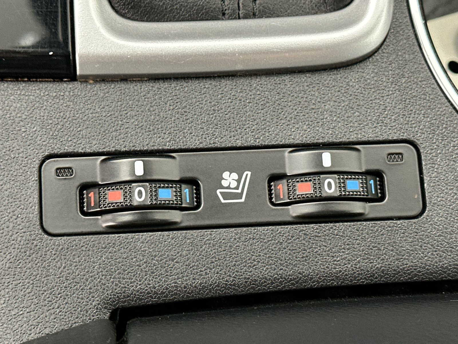 Used 2018 Toyota Highlander Limited AWD/4WD image 30