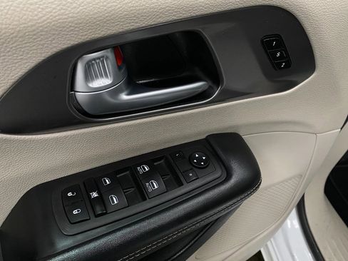 Used 2024 Chrysler Pacifica Touring-L image 27