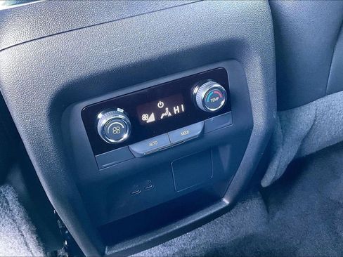 Used 2025 Chevrolet Traverse LT image 10