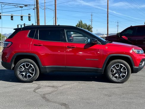 Used 2025 Jeep Compass Trailhawk AWD/4WD image 3