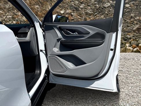 Used 2023 GMC Terrain SLE w/ Driver Convenience Package image 23