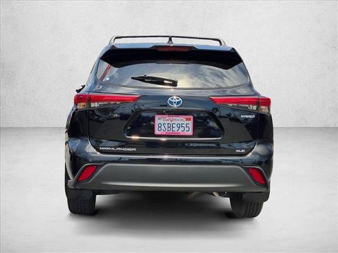 Used 2020 Toyota Highlander XLE AWD/4WD image 7