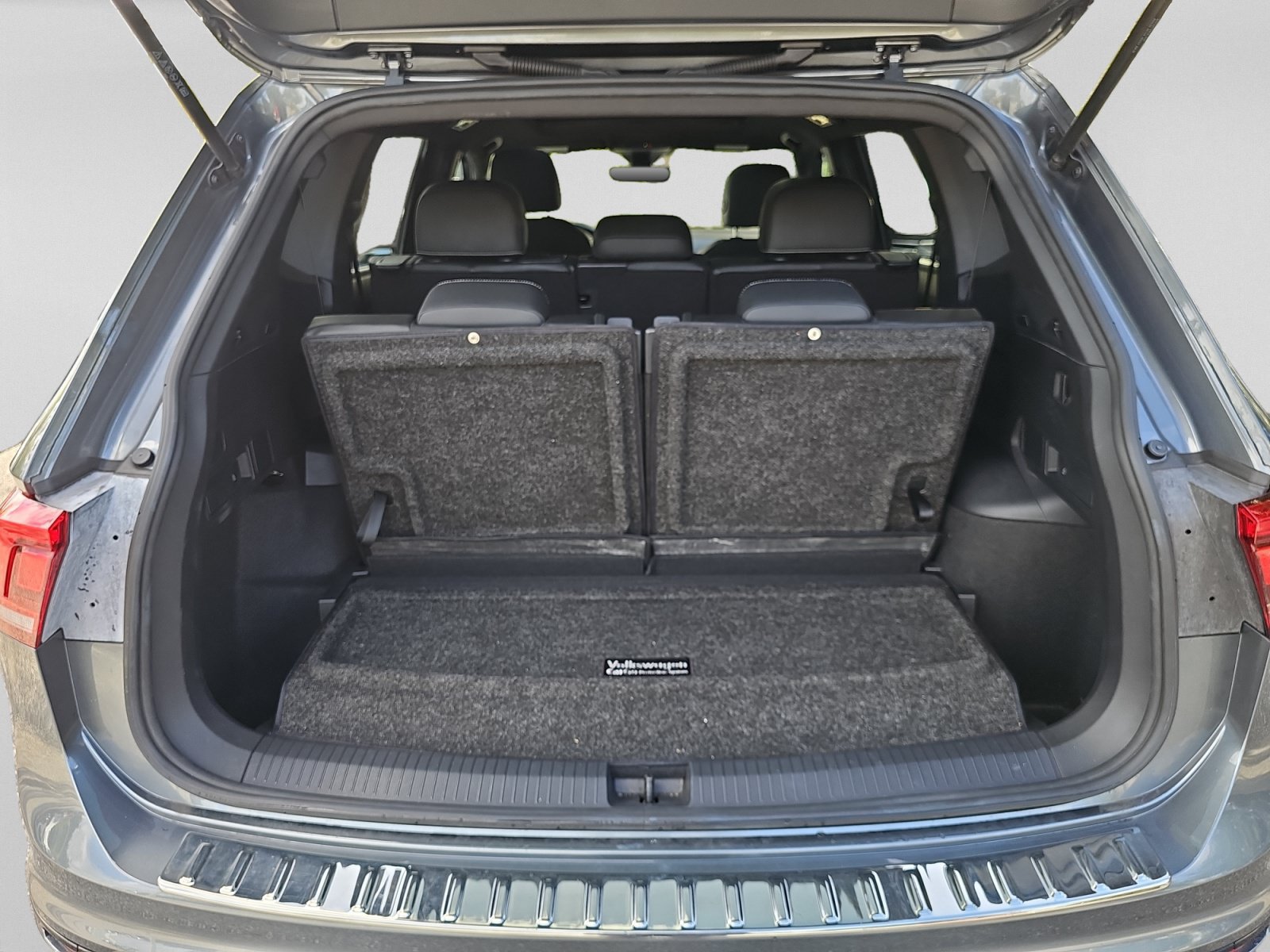 Used 2023 Volkswagen Tiguan SE R-Line FWD image 29