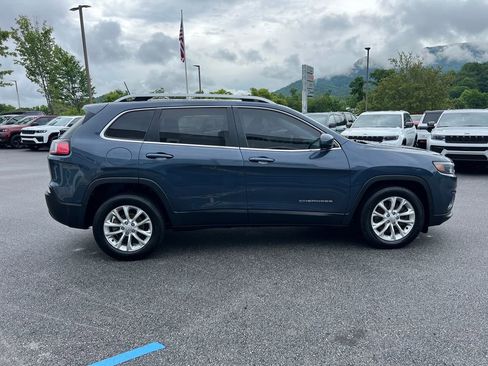 Used 2019 Jeep Cherokee Latitude w/ Popular Appearance Group FWD image 2