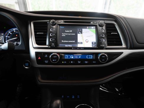 Used 2018 Toyota Highlander Limited Platinum w/ Carpet Mat Package (TMS) AWD/4WD image 17
