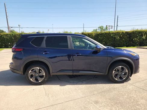 Used 2025 Nissan Rogue SV FWD image 4