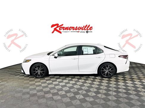 Used 2022 Toyota Camry SE image 4
