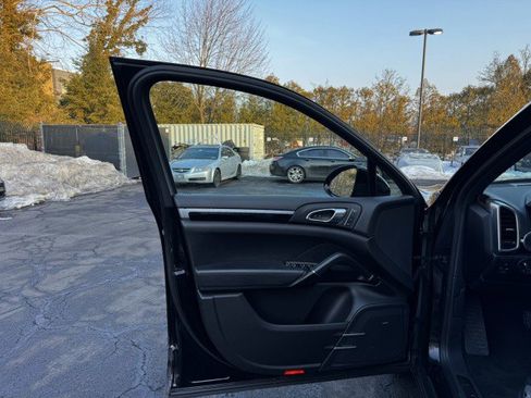 Used 2018 Porsche Cayenne image 17