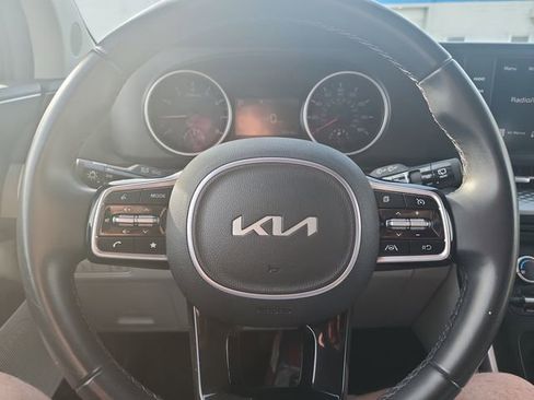 Used 2024 Kia Carnival LX FWD image 19