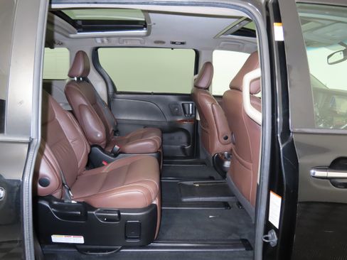 Used 2015 Toyota Sienna Limited image 39