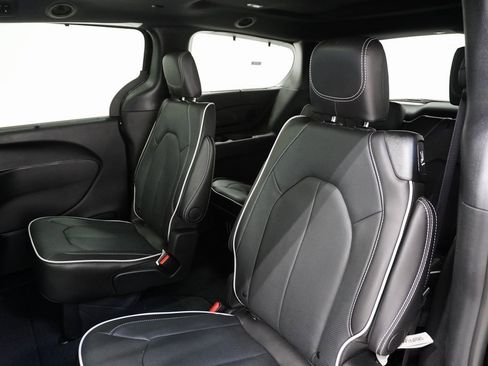 Used 2024 Chrysler Pacifica Limited w/ S Appearance Package image 16