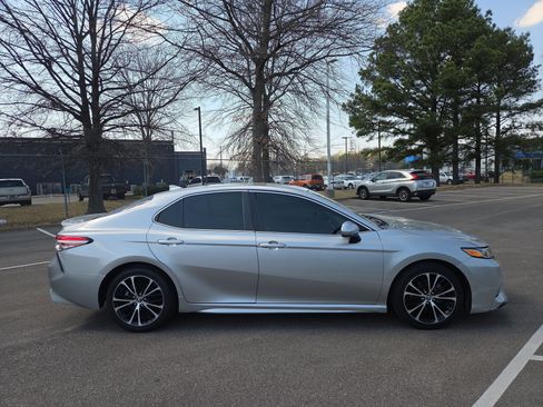 Used 2019 Toyota Camry SE image 6