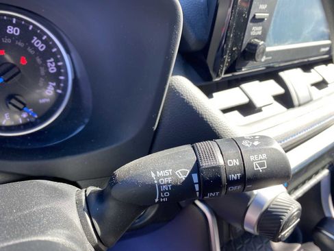 Used 2022 Toyota RAV4 SE image 21