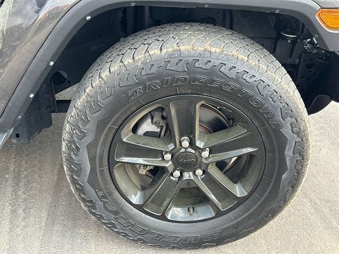Used 2022 Jeep Wrangler Unlimited Sahara AWD/4WD image 12