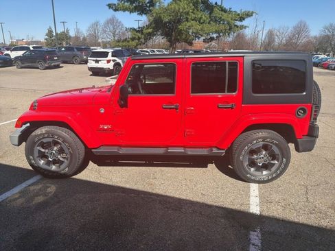 Used 2017 Jeep Wrangler Unlimited Sahara w/ Connectivity Group image 5