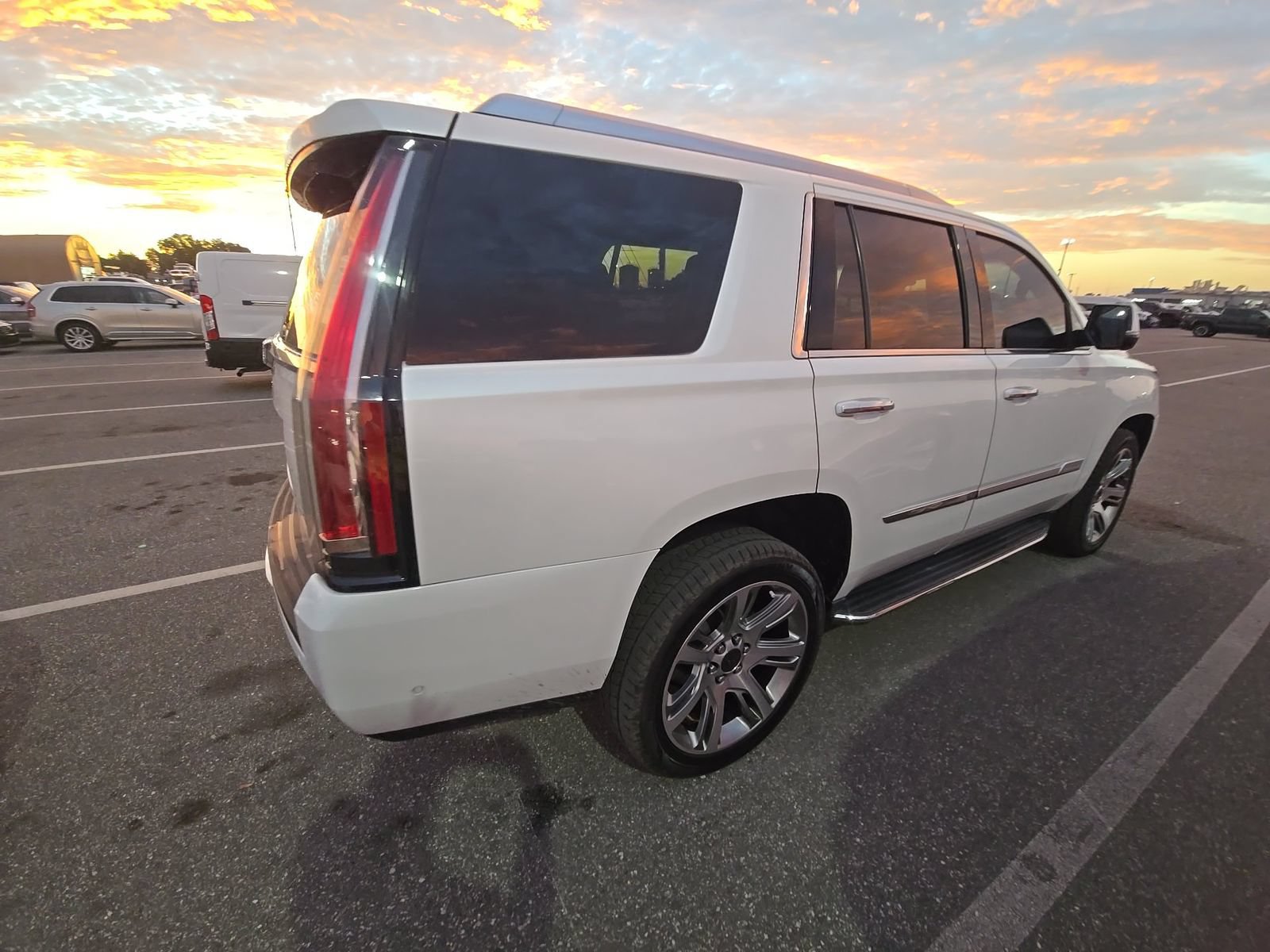 Used 2019 Cadillac Escalade Luxury RWD image 3