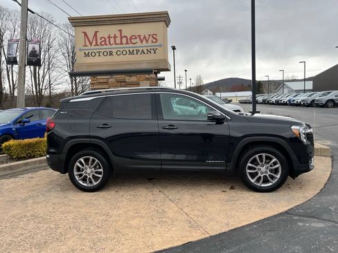 Used 2024 GMC Terrain SLT AWD/4WD image 4