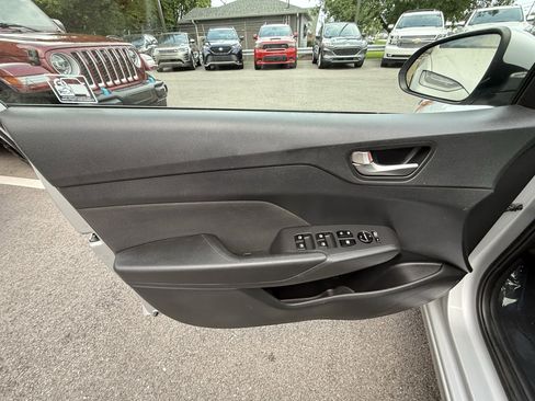 Used 2021 Hyundai Accent SE image 15