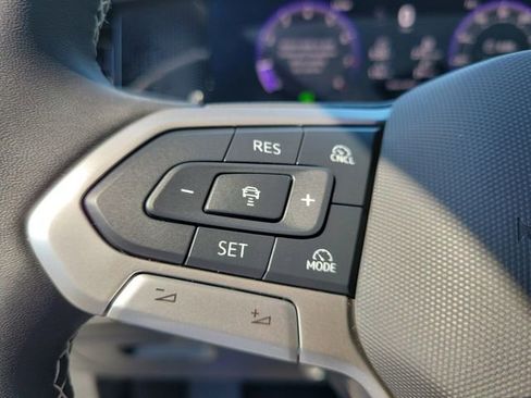 Used 2025 Volkswagen Tiguan SE FWD image 24