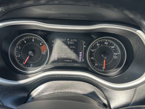 Used 2018 Jeep Cherokee Latitude Plus FWD image 16