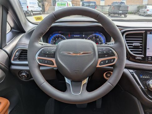 Used 2025 Chrysler Pacifica Pinnacle AWD/4WD image 17