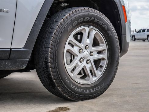 Used 2025 Jeep Grand Cherokee Laredo w/ Luxury Tech Group I image 9