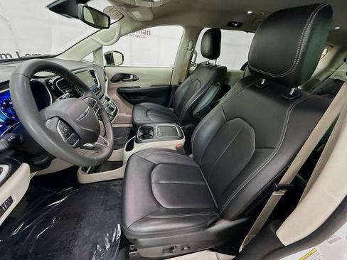 Used 2024 Chrysler Pacifica Touring-L FWD image 19