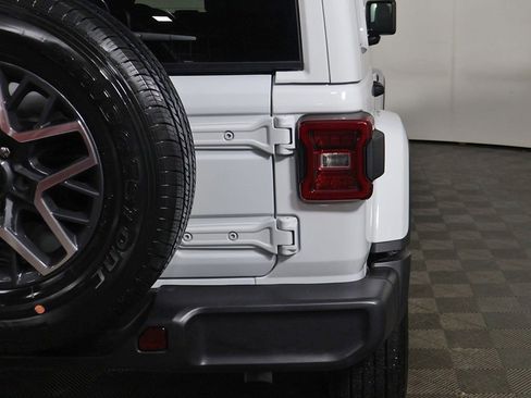 Used 2025 Jeep Wrangler Unlimited Sahara AWD/4WD image 15