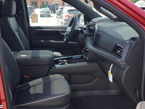 New 2025 Chevrolet Suburban Premier image 32