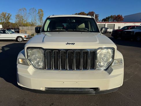 Used 2010 Jeep Liberty Limited image 8