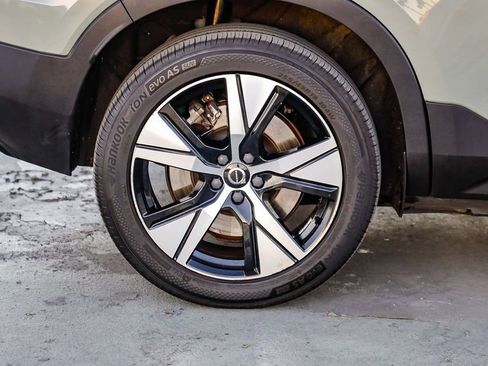 Used 2021 Volvo XC40 P8 Recharge image 12