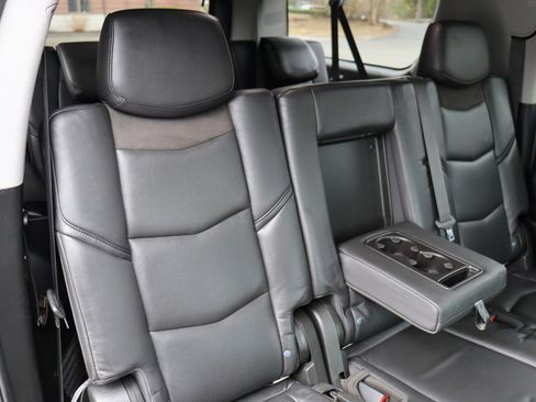 Used 2020 Cadillac Escalade ESV Luxury image 18