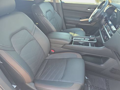 Used 2025 Nissan Pathfinder Platinum w/ Cargo Package FWD image 10