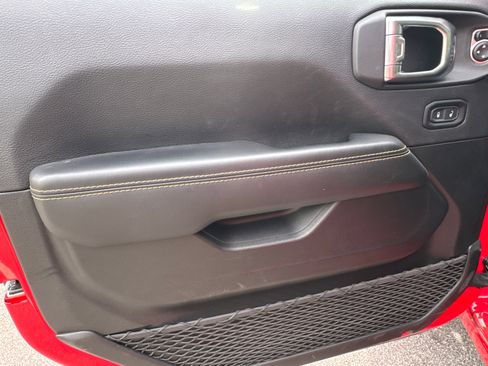 Used 2025 Jeep Wrangler Sahara w/ Safety Group image 10