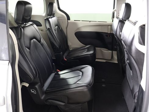 Used 2024 Chrysler Pacifica Touring-L FWD image 33