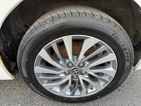 Used 2017 Toyota Corolla XLE w/ Carpet Mat Package (TMS) FWD image 7