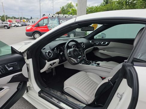 Used 2019 Mercedes-Benz SL 550 w/ Driver Assistance Package image 16