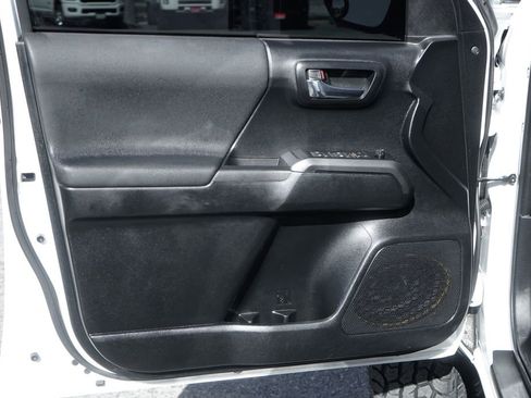 Used 2021 Toyota Tacoma TRD Off-Road w/ Technology Package AWD/4WD image 15