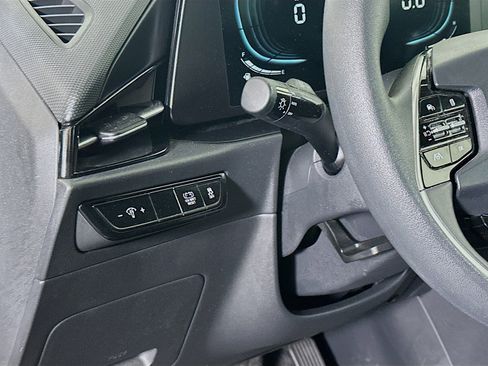 Used 2023 Kia Niro LX image 17