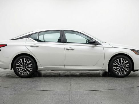 Used 2025 Nissan Altima 2.5 SV FWD image 11
