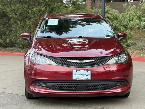 Used 2023 Chrysler Voyager LX image 2