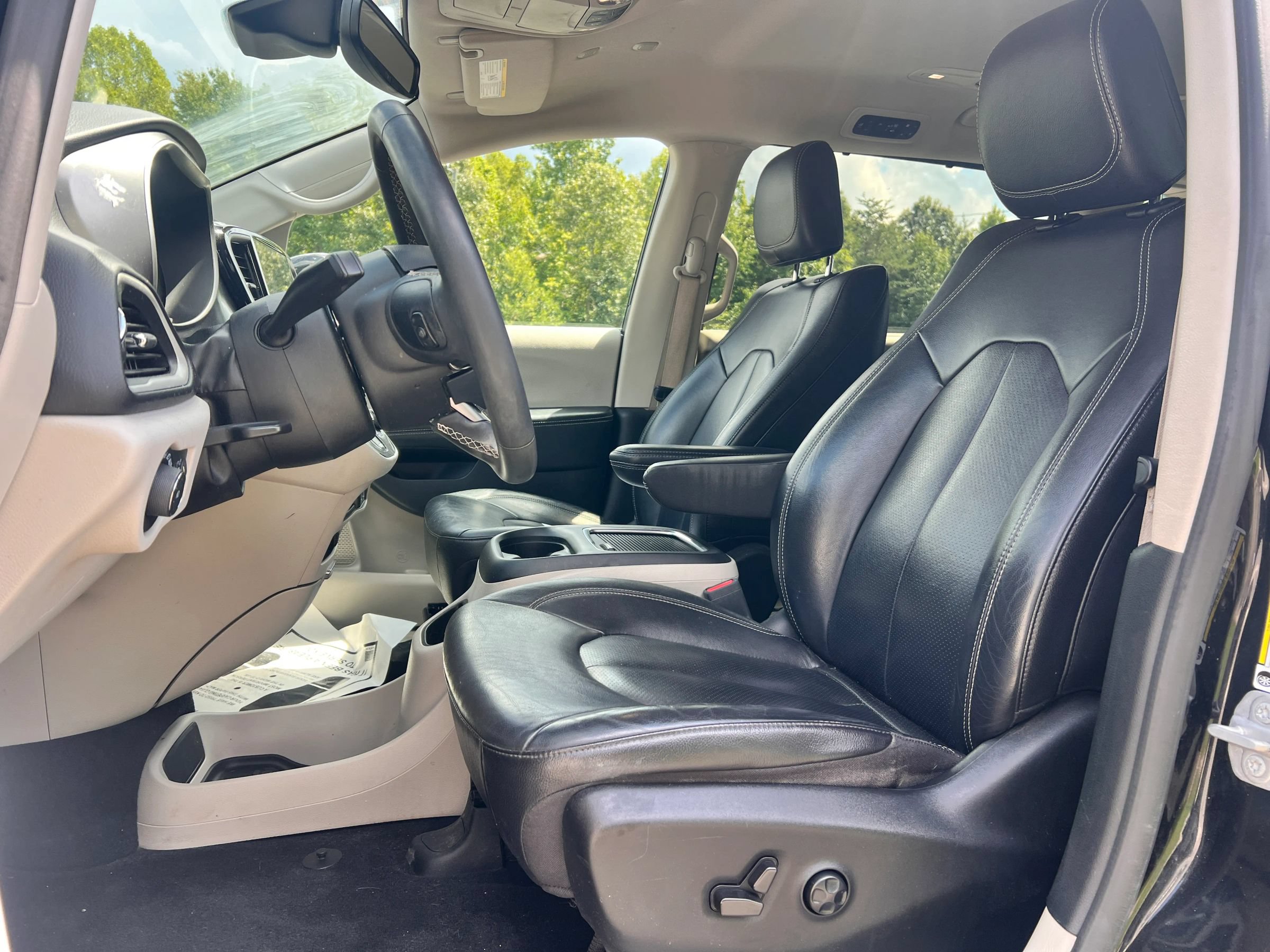 Used 2022 Chrysler Pacifica Touring-L FWD image 2