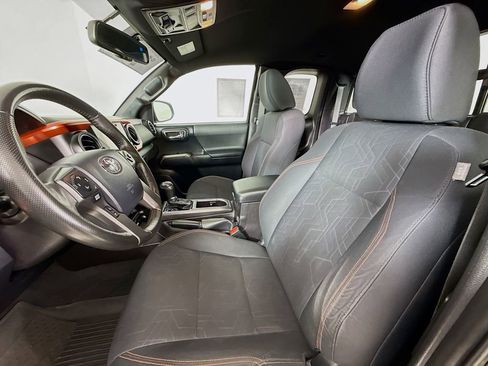 Certified 2016 Toyota Tacoma TRD Off-Road w/ Premium & Technology Package AWD/4WD image 23