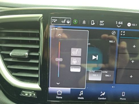Used 2023 Chrysler Pacifica Touring-L FWD image 23