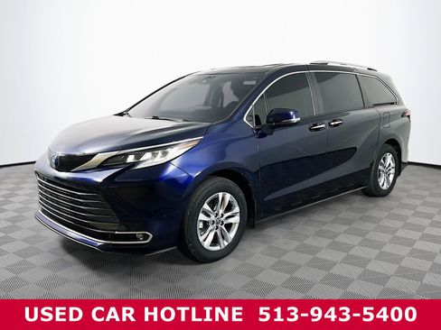 Used 2023 Toyota Sienna Limited image 2