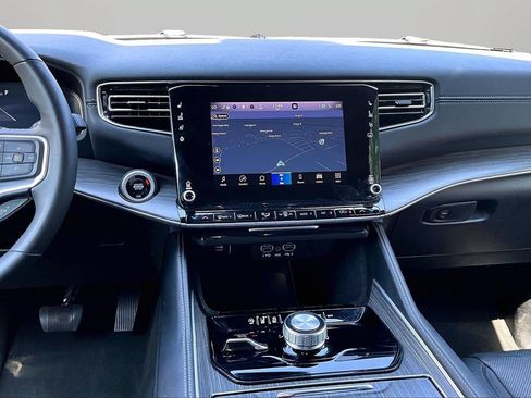 Certified 2024 Jeep Wagoneer L Series II w/ Flexible Seating Group AWD/4WD image 11